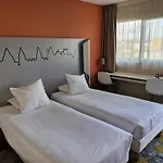 Kyriad - Aéroport 3*