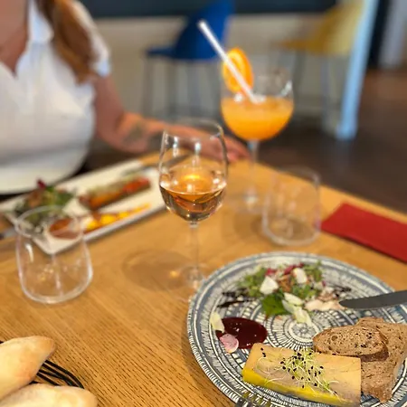 Kyriad - Aéroport 3*