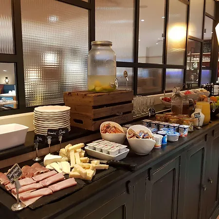 Kyriad - Aéroport 3*