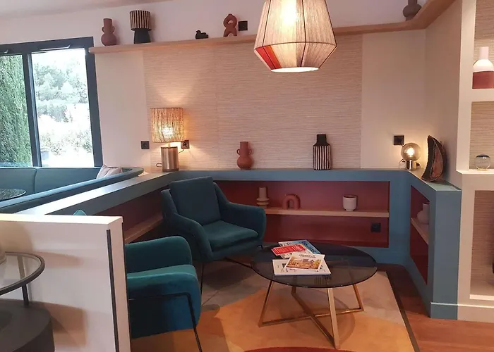 Kyriad - Aéroport 3*